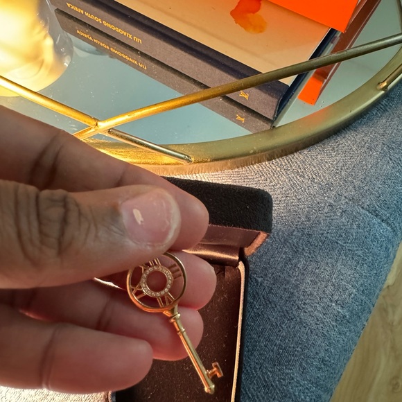 Tiffany & Co. Rose Gold 18k | Atlas Key pendant | New | Only worn once - Picture 2 of 6